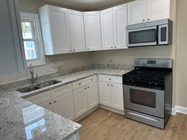 Building Photo - 5204 N Ludlam Ave