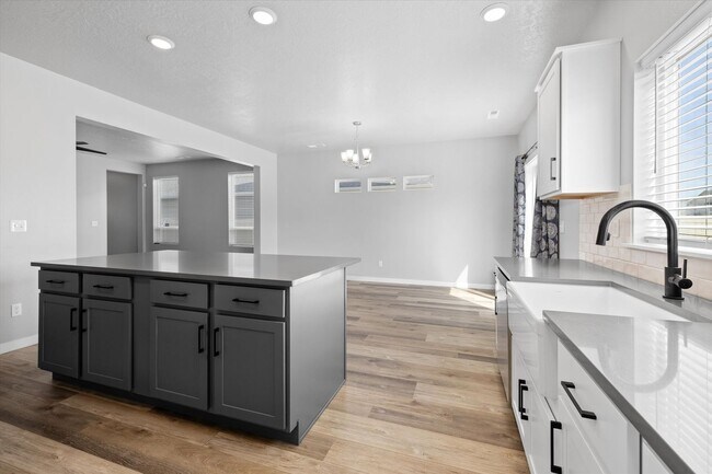 Building Photo - 3 bed, 3 bath with over 2000 sq ft!