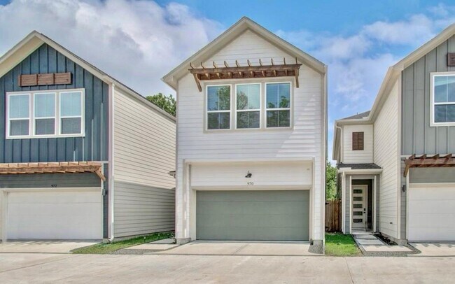 Primary Photo - 970 Highland Sound Ln
