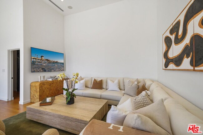 Building Photo - 8242 Hillside Ave