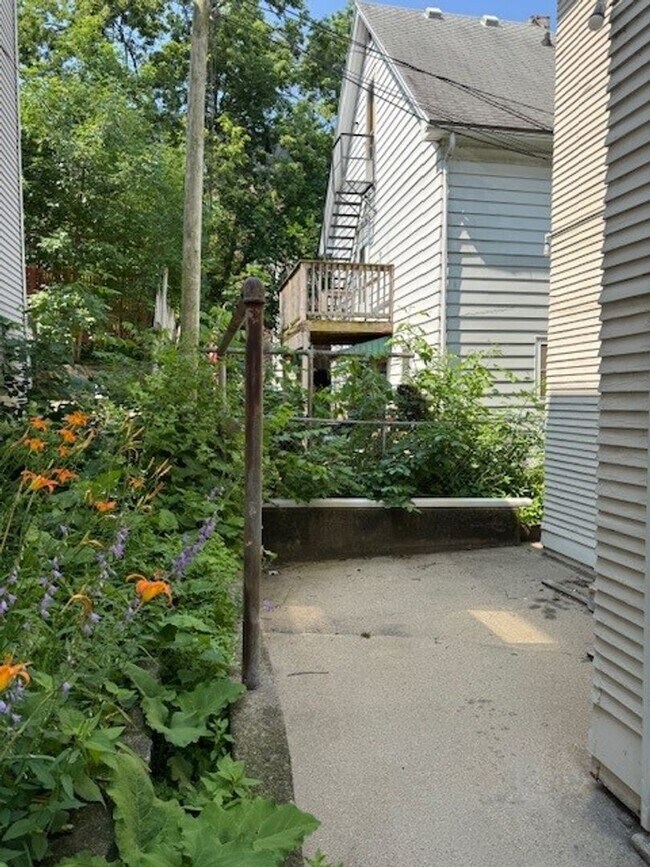 Building Photo - 219 E Mifflin St