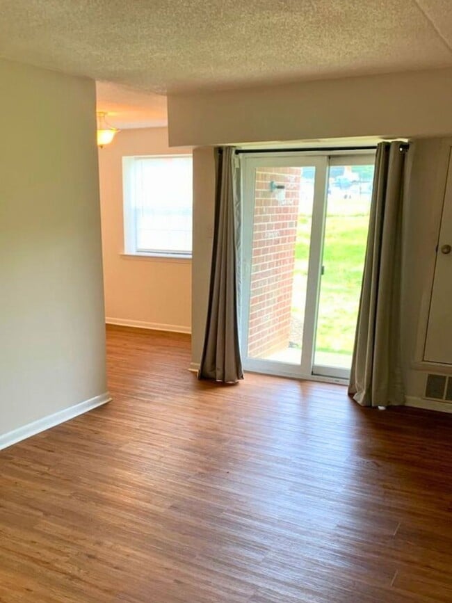 Building Photo - 2 Bedroom 1 Bathroom first floor Goshen Valley flat!