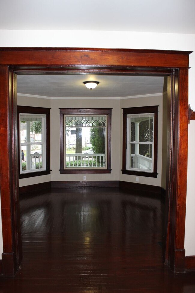 Building Photo - Large House Available for Move-In August 1st!