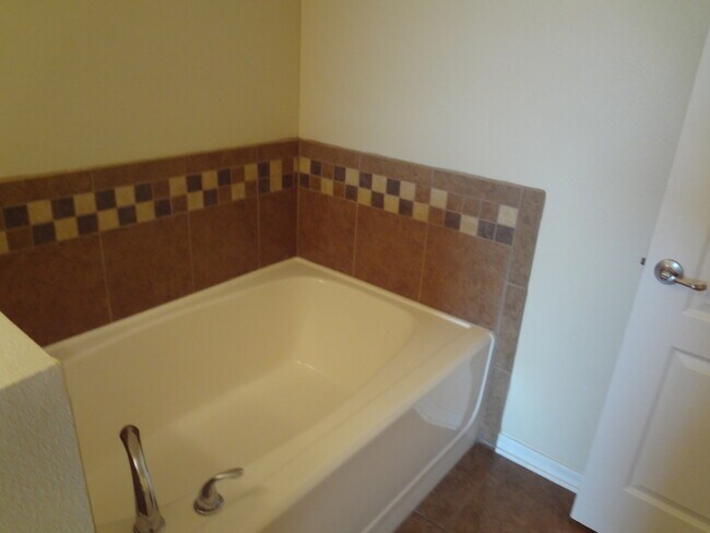 Building Photo - Beautiful 3BR Home in Mallory Square, Lawn Care Included