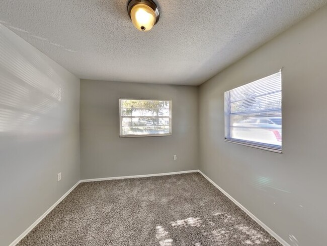 Building Photo - MOVE IN SPECIAL***3/1.5 Home With New Luxu...