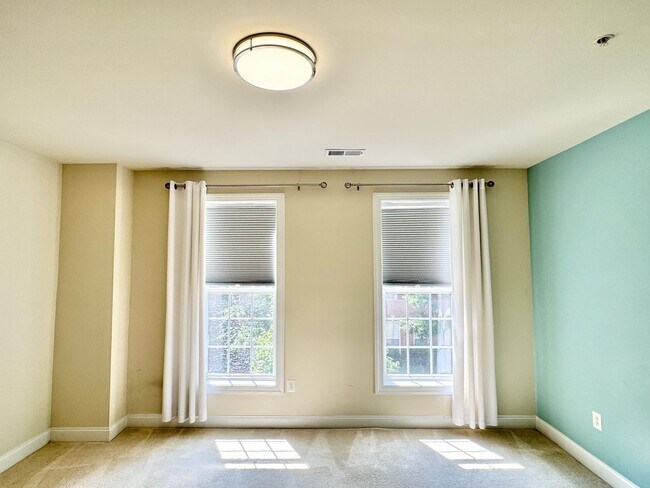 Building Photo - POTOMAC CLUB - SECONDS TO STONEBRIDGE - EASY REVERSE COMMUTE TO QUANTICO