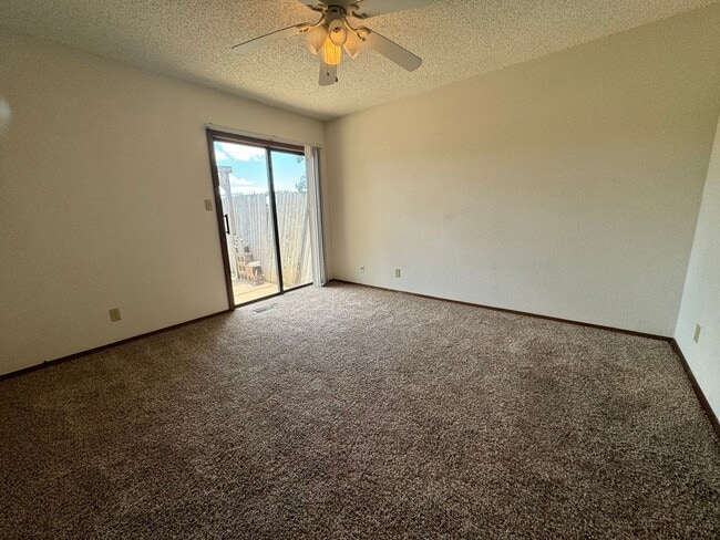 Building Photo - Gorgeous 3 bedroom 2 bathroom duplex