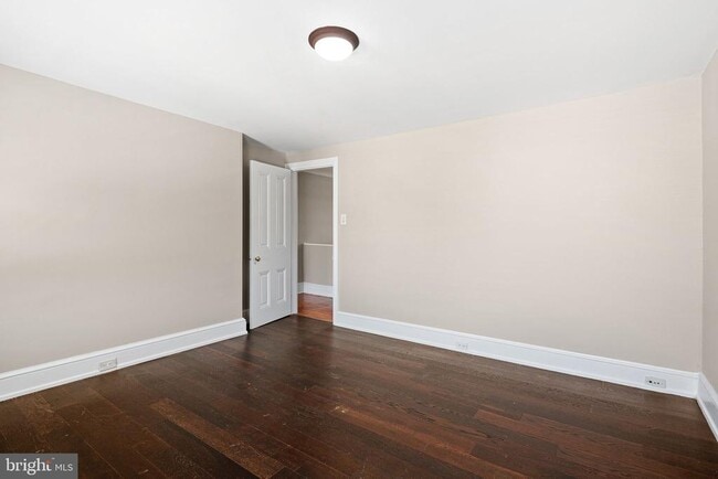 Building Photo - 161 Hermitage St