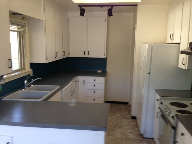 Building Photo - Great 3Bed/1.25 bath in Sweet Location!!