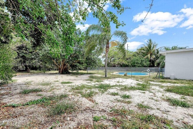 Building Photo - 2417 Pierce St