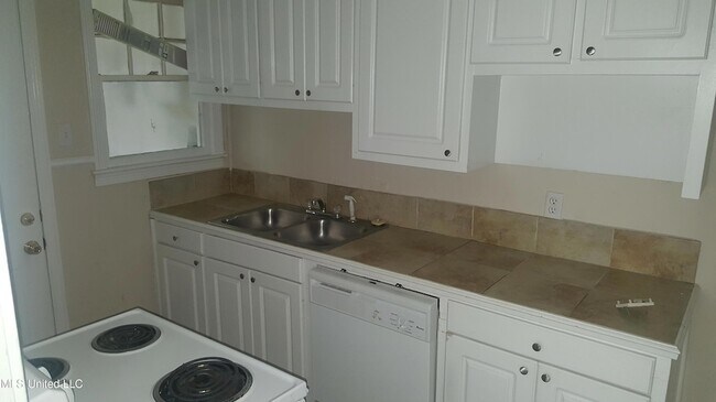 Building Photo - 327 Decelle St