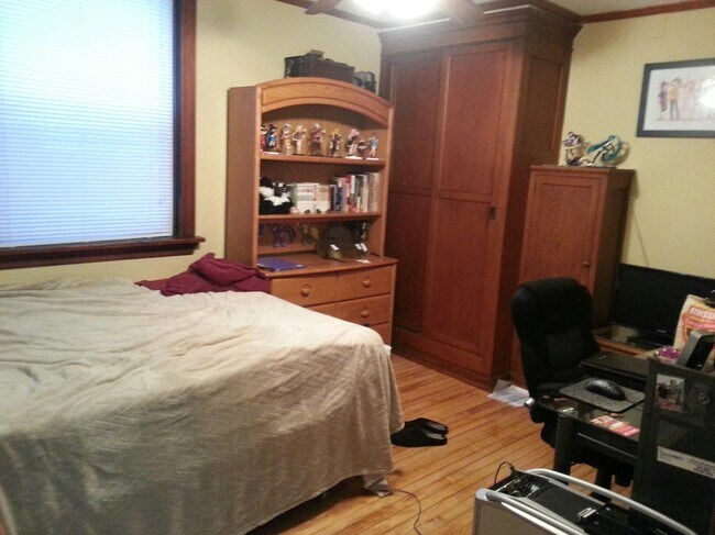 Building Photo - 1823 W Cornelia Ave