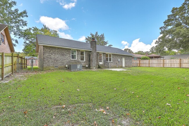 Building Photo - Ranch Style Ladson Home!!