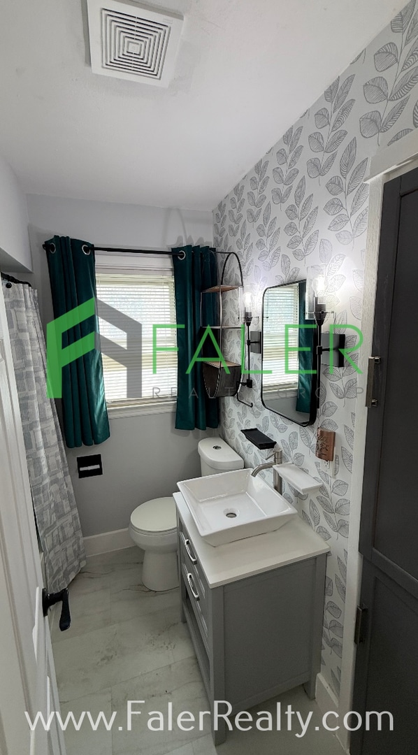 Building Photo - Show-stopping rental available!