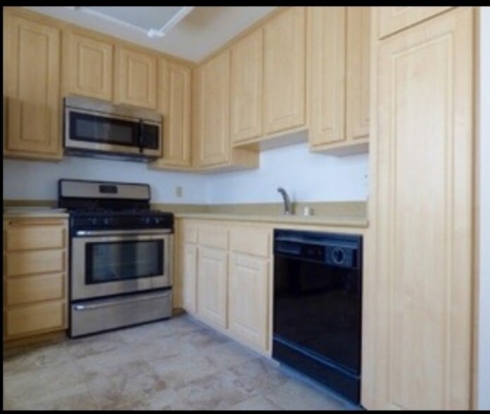 Kitchen - 9950 Topanga Canyon Blvd