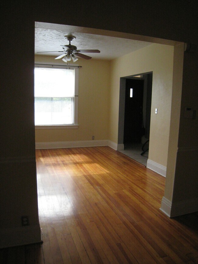 Living/dining rooms - 915 S 33rd St
