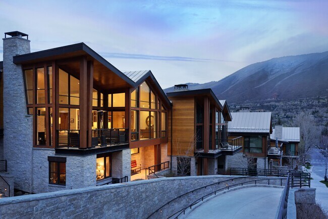 Building Photo - 717 S Aspen St