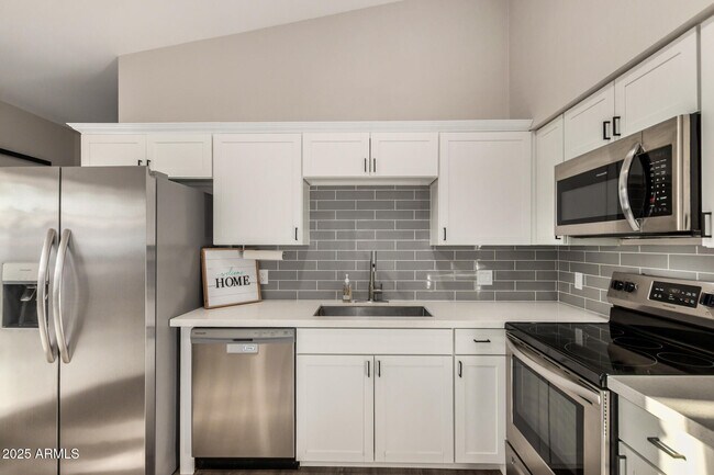 Building Photo - 421 E Wickieup Ln