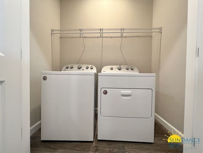 Building Photo - Custom Fort Walton Beach Townhouse in Gated Community!