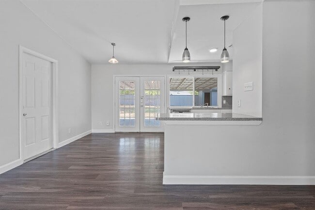 Building Photo - 504 Seminole Dr