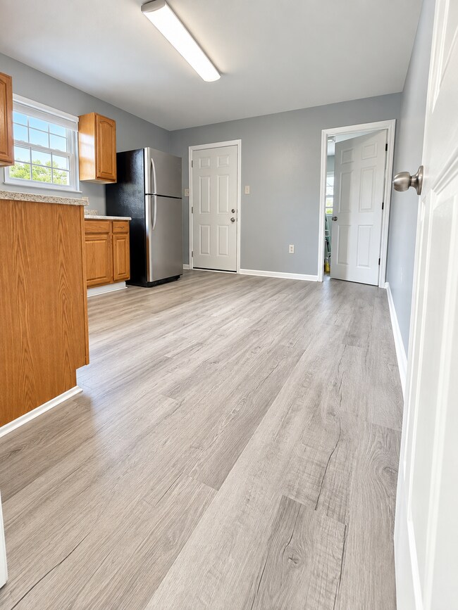 Building Photo - 5130 Oak Dr