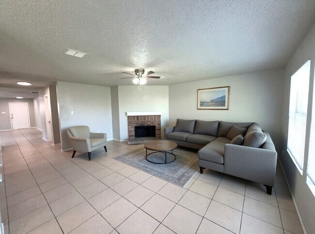 Building Photo - Spacious 4-Bedroom Home with Fireplace & Large Backyard in SW Fort Worth