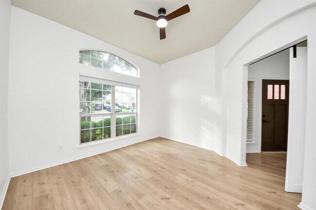 Building Photo - 5931 Mettler Ln