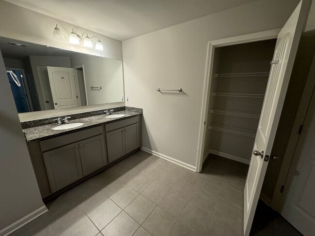 Building Photo - Modern 3/2.5 Townhome in Woodstock- $2,350