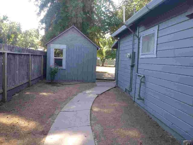 Building Photo - BEAUTIFUL HOME ON LARGE LOT W/ ADDITIONAL OFFICE SPACE