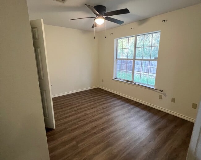 Building Photo - 1102 Dierks St