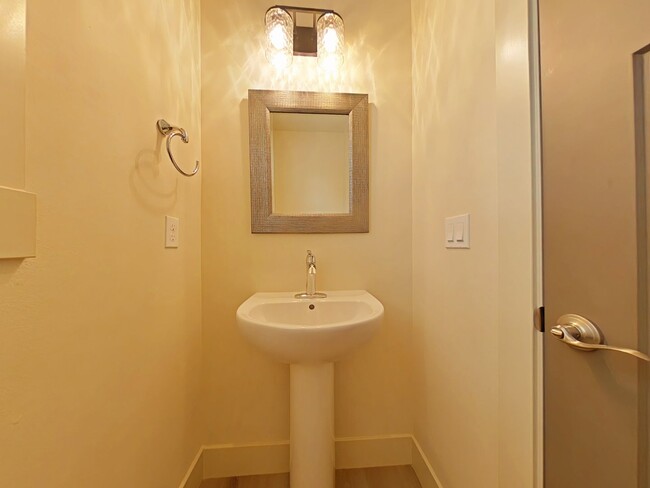 Building Photo - 3 Bedroom House ~ South Corvallis ~ Small ...