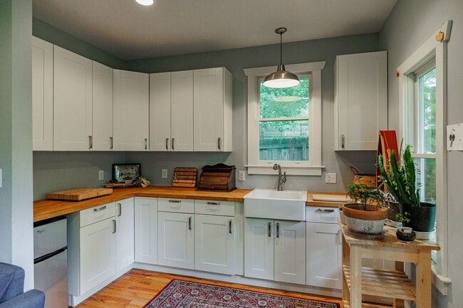 Building Photo - 145.5 HILLSIDE ST | 1 BED 1 BATH COTTAGE