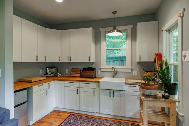 Building Photo - 145.5 Hillside St