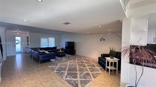 Building Photo - 903 NE 27th Ave