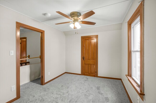 Building Photo - 521 Main St E