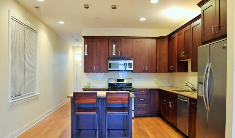 Building Photo - 1401 W Altgeld St