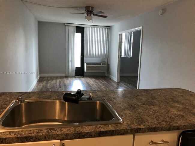 Building Photo - 2771 Riverside Dr