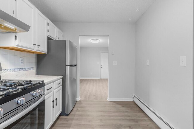 Building Photo - 670 Middletown Ave