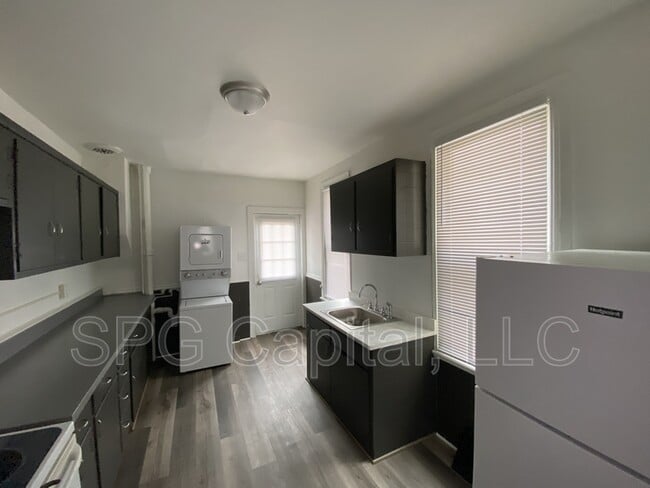 Building Photo - 648 W College Ave