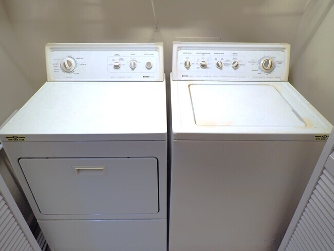 In-unit washer and dryer. - 4210 Wilshire Blvd