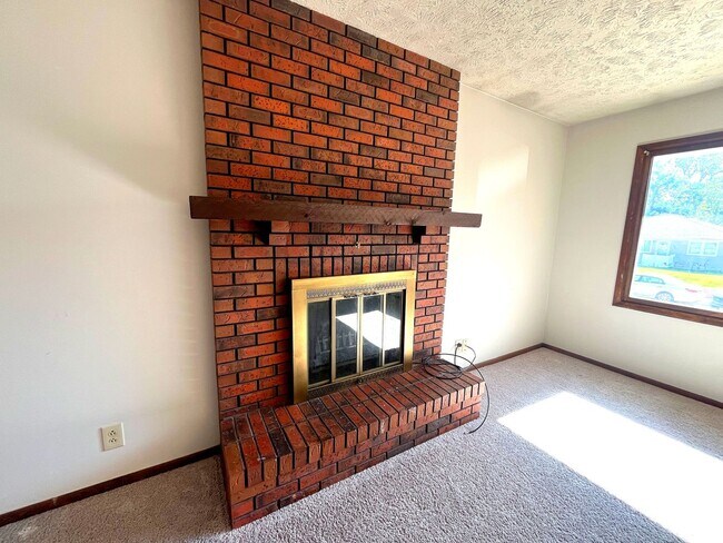 Building Photo - Adorable Brick Raised Ranch