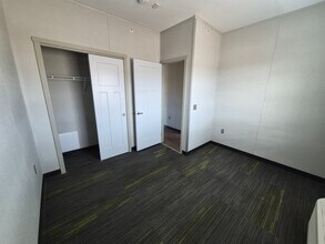 Building Photo - 458 N Creek Dr