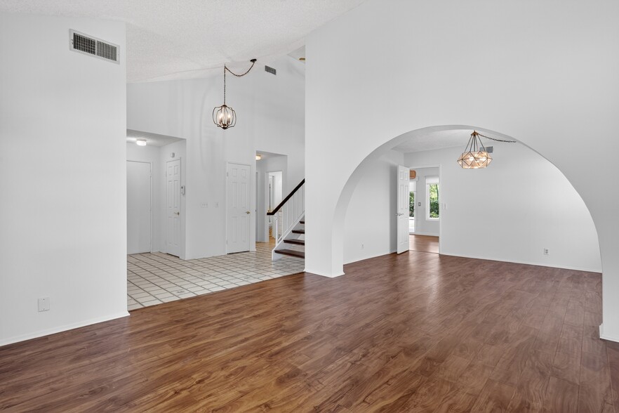 Building Photo - 1248 Calle de Oro