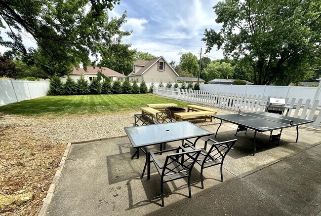 Building Photo - 6-8 months fully furnished 4-bedroom, 1.5 bathroom