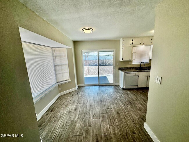 Building Photo - 8636 Mettler Dr