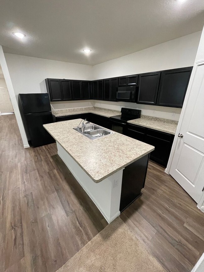 Building Photo - Available for a July 2025 Move In-Modern 3...