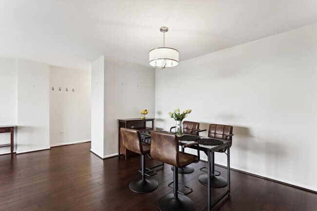 Building Photo - Great 2 Bedroom 2 Bath in Van Ness DC!