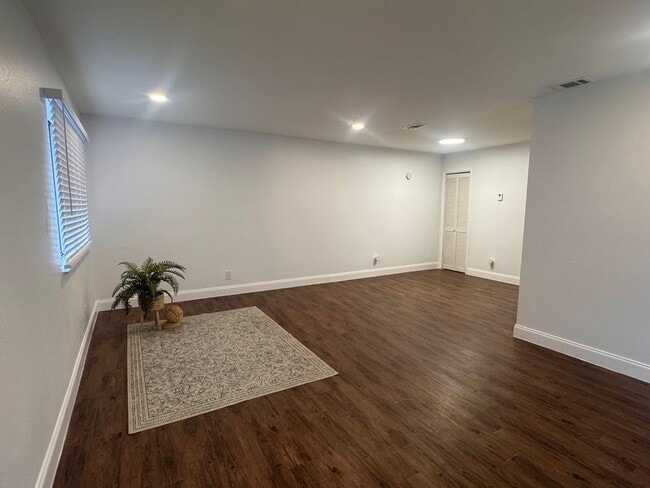 Building Photo - Pet-friendly 2 Bedroom 1 Bath - Easy and L...