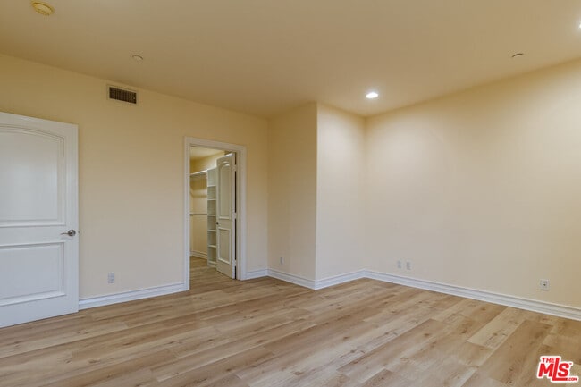 Building Photo - 132 Crescent Dr