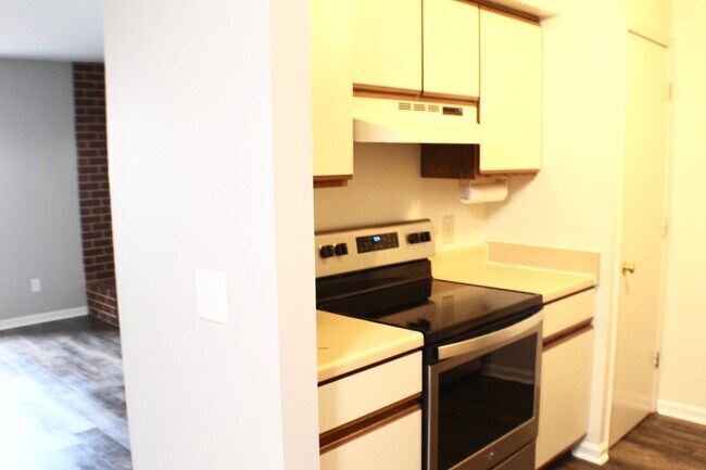 Building Photo - 2 bedroom Condo for rent! Available this A...